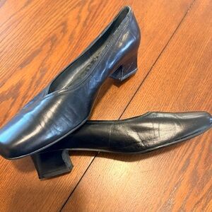 Women’s Low Heel Hush Puppies Heels Black Size 11M Shoes